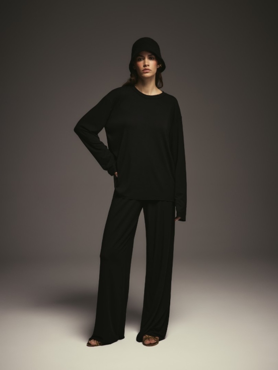 Лонгслив ESSENCE цвет черный