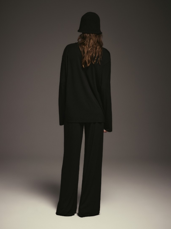 Лонгслив ESSENCE за 11 900 рублей