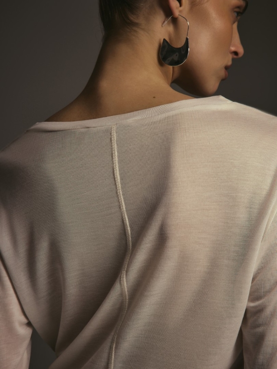 Купить Лонгслив ETUDE цвет молочный за 9 730 рублей