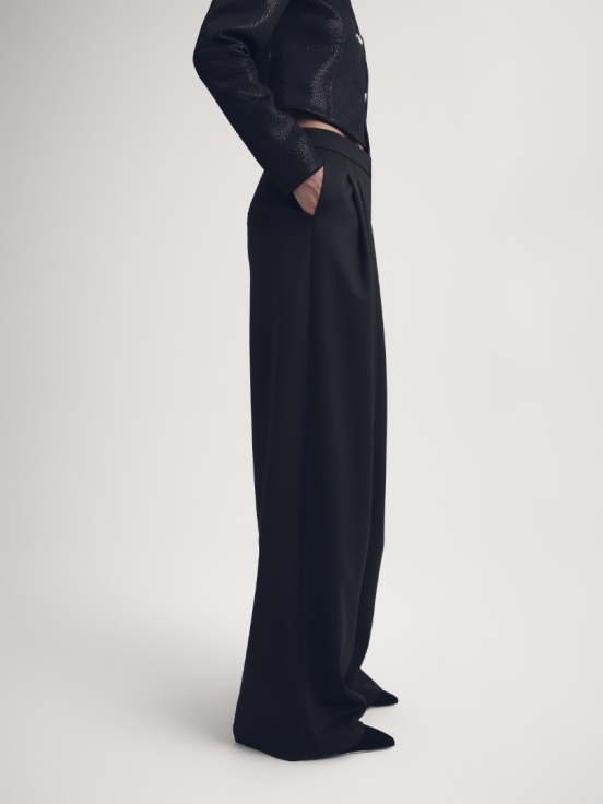 Брюки со складками WALL STREET цвет черный за 21 900 рублей